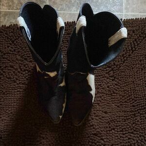 Cowhide Western Boots - Black and White